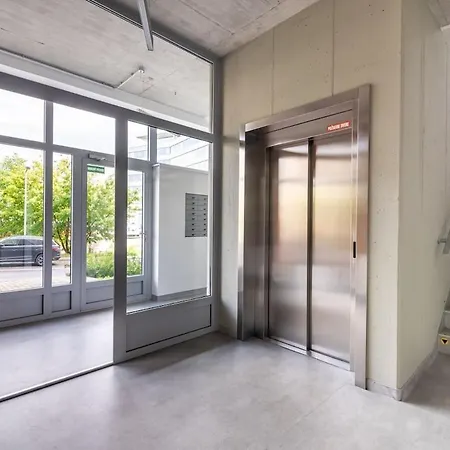 Azizi, Private Parking Garage Free, 5 Min Peso Do Centra Lägenhet