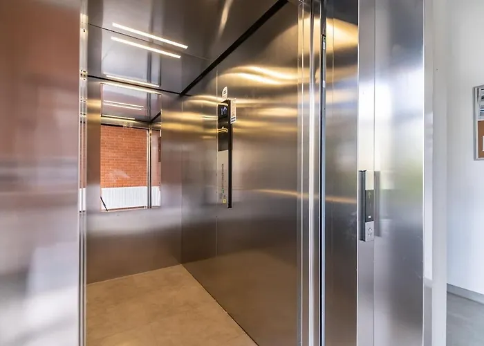 Azizi, Private Parking Garage Free, 5 Min Peso Do Centra Apartman *